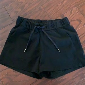 Lululemon sinched waist shorts with pockets 🍋